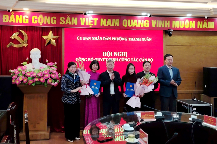 UBND phường Thanh Xuân công bố các Quyết định về công tác cán bộ chủ chốt- Ảnh 1.