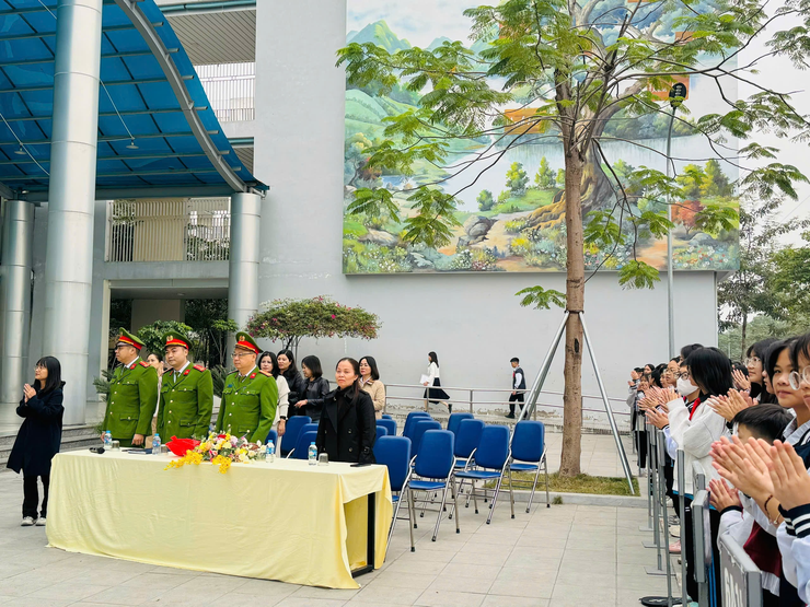 Trường THCS Linh Đàm tuyên truyền pháp luật quản lý và sử dụng vũ khí, vật liệu nổ, công cụ hỗ trợ và pháo - Ảnh 1.