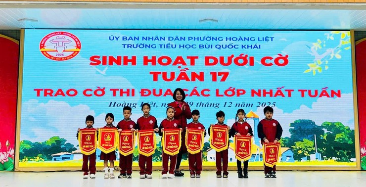 Trường Tiểu học Bùi Quốc Khái rực rỡ sắc màu trong tiết sinh hoạt dưới cờ với chủ đề “Quê hương đất nước” - Ảnh 1.