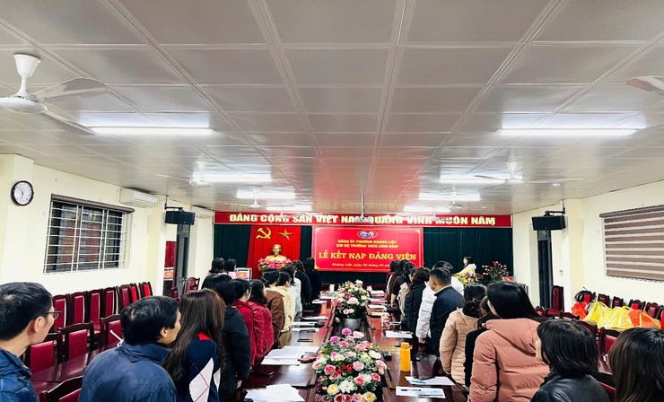 Chi bộ trường THCS Linh Đàm tổ chức Lễ kết nạp đảng viên mới- Ảnh 1.