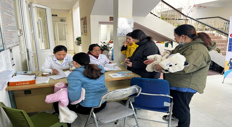 Trạm Y tế phường Hoàng Liệt tổ chức tiêm chủng mở rộng miễn phí cho trẻ em, triển khai vắc xin Rota phòng tiêu chảy cấp cho trẻ em dưới 1 tuổi- Ảnh 1.