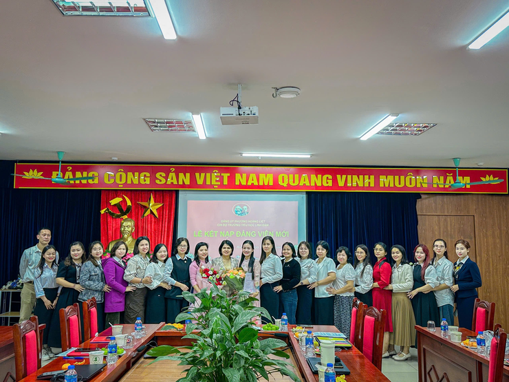 Chi bộ trường Tiểu học Linh Đàm tổ chức Lễ kết nạp Đảng viên mới- Ảnh 1.