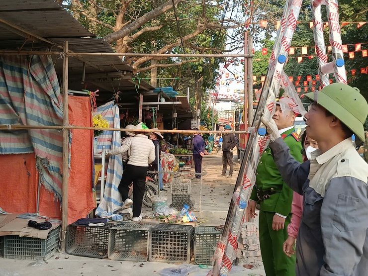 Hòa Lạc ngày thứ hai ra quân giải tỏa chợ cóc, chợ tạm, bảo đảm trật tự đô thị- Ảnh 2.