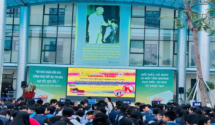 Trường THCS Linh Đàm tuyên truyền pháp luật quản lý và sử dụng vũ khí, vật liệu nổ, công cụ hỗ trợ và pháo - Ảnh 2.