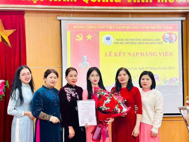 Trường THCS Hoàng Liệt tăng cường công tác phát triển Đảng trong đội ngũ cán bộ, giáo viên
- Ảnh 2.