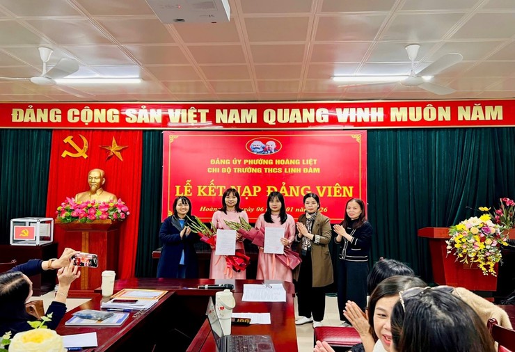Chi bộ trường THCS Linh Đàm tổ chức Lễ kết nạp đảng viên mới- Ảnh 2.