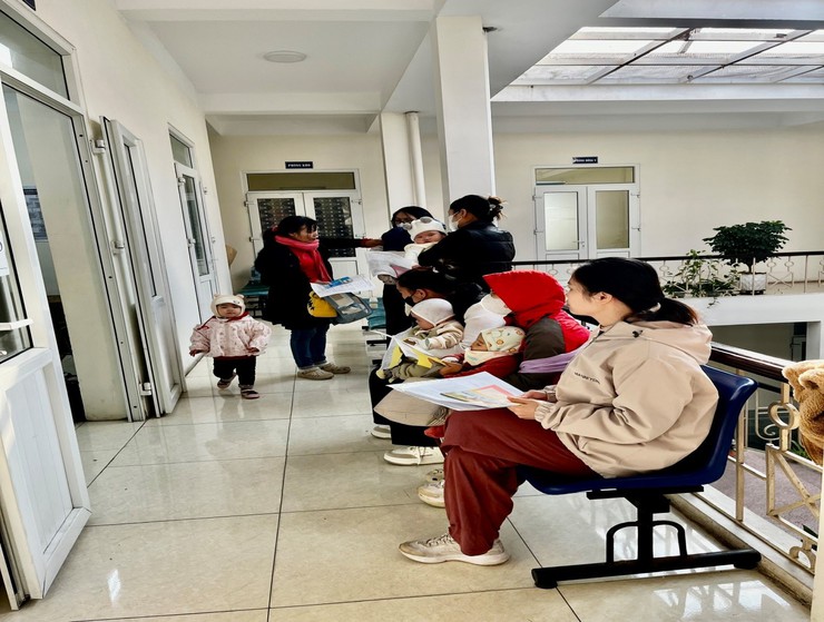 Trạm Y tế phường Hoàng Liệt tổ chức tiêm chủng mở rộng miễn phí cho trẻ em, triển khai vắc xin Rota phòng tiêu chảy cấp cho trẻ em dưới 1 tuổi- Ảnh 2.