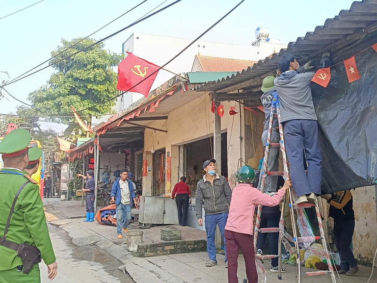 Hòa Lạc ngày thứ hai ra quân giải tỏa chợ cóc, chợ tạm, bảo đảm trật tự đô thị- Ảnh 1.