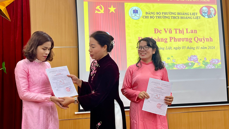 Trường THCS Hoàng Liệt tăng cường công tác phát triển Đảng trong đội ngũ cán bộ, giáo viên
- Ảnh 3.