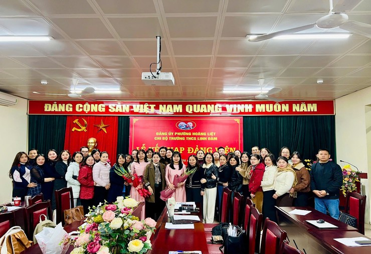 Chi bộ trường THCS Linh Đàm tổ chức Lễ kết nạp đảng viên mới- Ảnh 3.