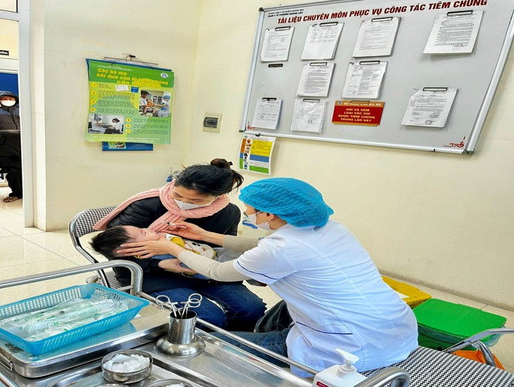 Trạm Y tế phường Hoàng Liệt tổ chức tiêm chủng mở rộng miễn phí cho trẻ em, triển khai vắc xin Rota phòng tiêu chảy cấp cho trẻ em dưới 1 tuổi- Ảnh 4.