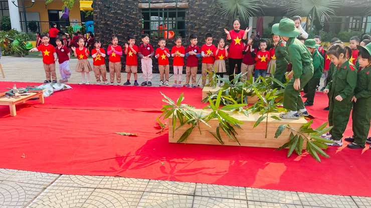 Trường Mầm non Họa Mi tổ chức hoạt động trải nghiệm ý nghĩa chào mừng 81 năm Ngày thành lập quân đội nhân dân Việt Nam (22/12/1944 - 22/12/2025)- Ảnh 5.