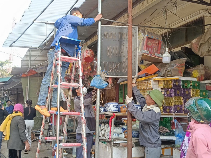 Hòa Lạc ngày thứ hai ra quân giải tỏa chợ cóc, chợ tạm, bảo đảm trật tự đô thị- Ảnh 4.