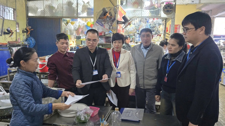 Phường Long Biên tuyên truyền, phổ biến quy định về An toàn thực phẩm tại chợ Thạch Bàn- Ảnh 2.