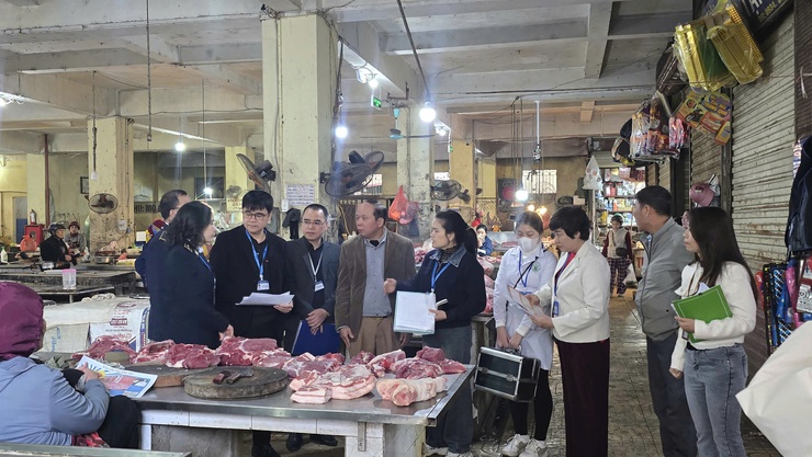 Phường Long Biên tuyên truyền, phổ biến quy định về An toàn thực phẩm tại chợ Thạch Bàn- Ảnh 1.