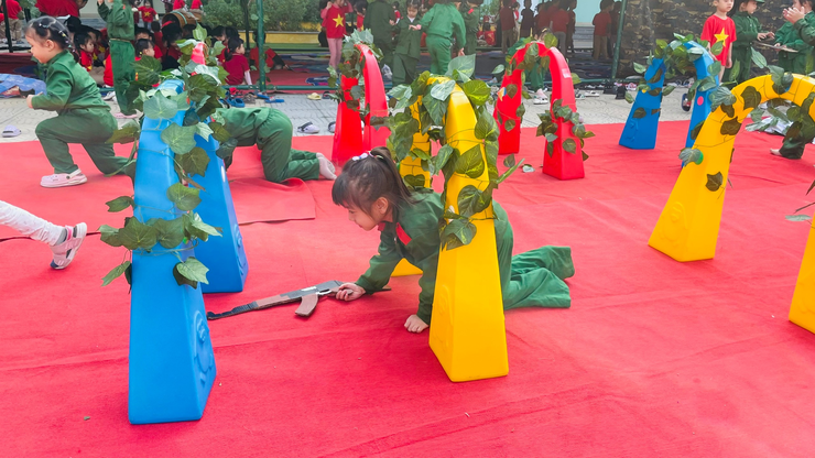 Trường Mầm non Họa Mi tổ chức hoạt động trải nghiệm ý nghĩa chào mừng 81 năm Ngày thành lập quân đội nhân dân Việt Nam (22/12/1944 - 22/12/2025)- Ảnh 8.