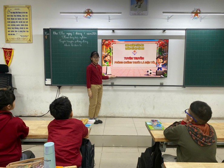 TRƯỜNG THCS TÂN MAI TỔ CHỨC SINH HOẠT DƯỚI CỜ VỚI CHỦ ĐỀ “TUYÊN TRUYỀN VỀ LUẬT TRẺ EM”
- Ảnh 1.