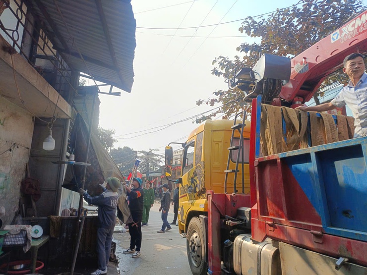 Hòa Lạc ngày thứ hai ra quân giải tỏa chợ cóc, chợ tạm, bảo đảm trật tự đô thị- Ảnh 3.