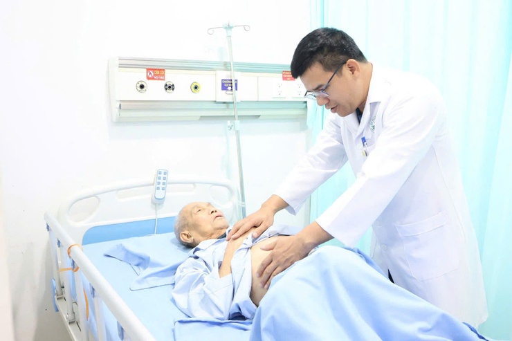 Phẫu thuật nội soi bóc u xơ tuyến tiền liệt cho bệnh nhân 96 tuổi- Ảnh 1.