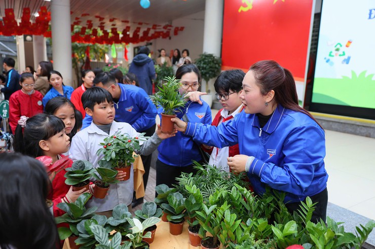 TUỔI TRẺ BA ĐÌNH: 3.286 KG GIẤY ĐƯỢC ĐỔI TẠI NGÀY HỘI “ĐỔI GIẤY LẤY CÂY” NĂM 2026- Ảnh 6.