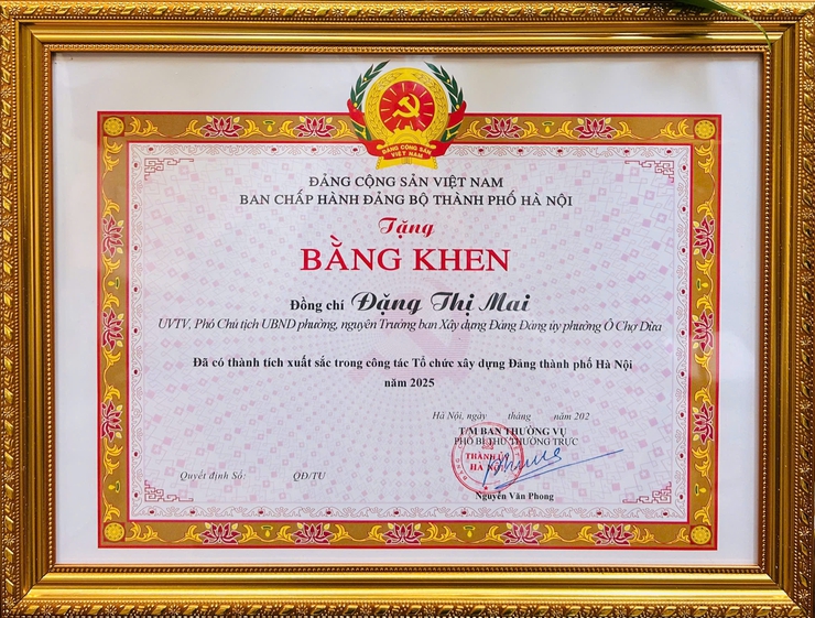 Phường Ô Chợ Dừa vinh dự được Thành ủy Hà Nội khen thưởng về công tác Tổ chức xây dựng Đảng năm 2025- Ảnh 1.