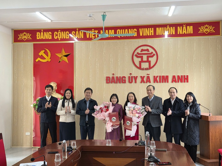 Xã Kim Anh: Trao quyết định bổ nhiệm Hiệu trưởng trường Mầm non Minh Trí B và trường Tiểu học Tân Dân A.- Ảnh 2.