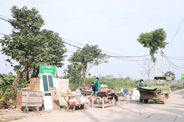 Xã Minh Châu tuyên truyền vận động các hộ gia đình tự giác tháo dỡ công trình, bàn giao mặt bằng đất công ích sau khi hết thời hạn hợp đồng.- Ảnh 3.