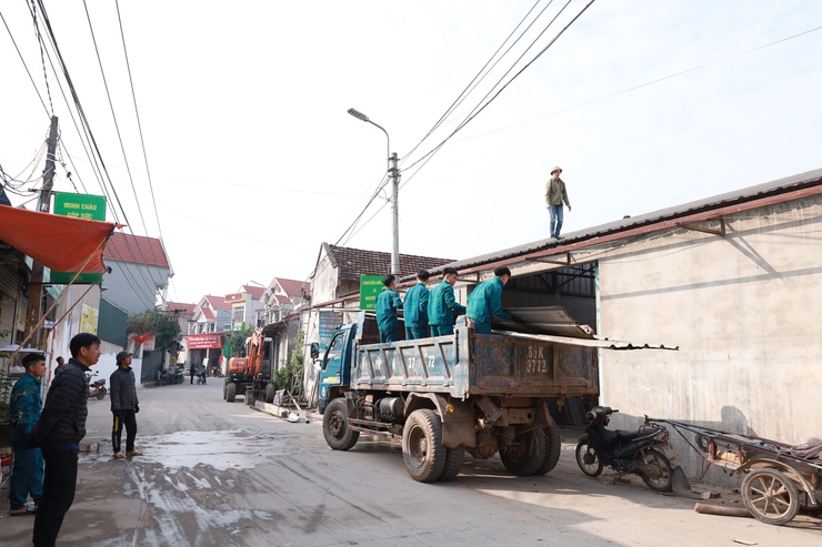 Xã Minh Châu tuyên truyền vận động các hộ gia đình tự giác tháo dỡ công trình, bàn giao mặt bằng đất công ích sau khi hết thời hạn hợp đồng.- Ảnh 2.