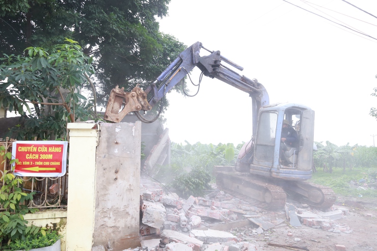 Xã Minh Châu tuyên truyền vận động các hộ gia đình tự giác tháo dỡ công trình, bàn giao mặt bằng đất công ích sau khi hết thời hạn hợp đồng.- Ảnh 1.