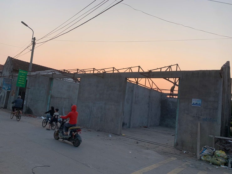 Xã Minh Châu tuyên truyền vận động các hộ gia đình tự giác tháo dỡ công trình, bàn giao mặt bằng đất công ích sau khi hết thời hạn hợp đồng.- Ảnh 4.