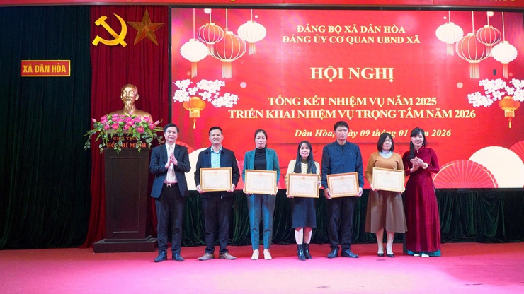 HỘI NGHỊ TỔNG KẾT NHIỆM VỤ NĂM 2025, TRIỂN KHAI NHIỆM VỤ TRỌNG TÂM NĂM 2026
ĐẢNG ỦY CƠ QUAN UBND XÃ DÂN HÒA- Ảnh 5.