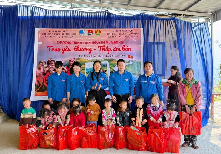 Tuổi trẻ Phú Nghĩa mang “Tết ấm” đến điểm trường vùng cao Pa Sang- Ảnh 2.