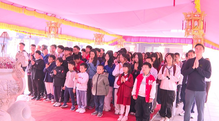 ĐOÀN PHỤ HUYNH VÀ HỌC SINH LỚP 7A6 – TRƯỜNG THCS TRẦN DUY HƯNG THAM QUAN, DÂNG HƯƠNG TẠI ĐỀN HÁT MÔN- Ảnh 1.