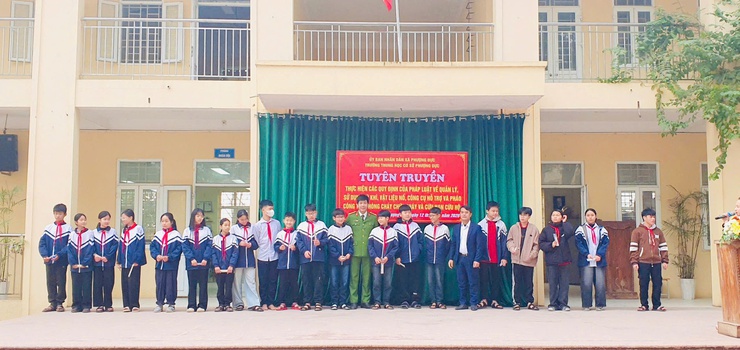 Tuyên truyền pháp luật về sử dụng vũ khí, vật liệu nổ, công cụ hỗ trợ và công tác phòng cháy, chữa cháy, cứu nạn cứu hộ tại Trường THCS Phượng Dực- Ảnh 3.