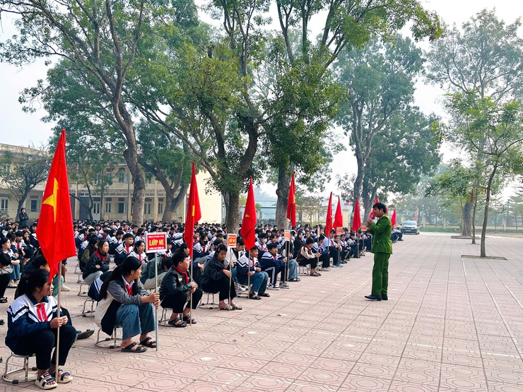 Tuyên truyền pháp luật về sử dụng vũ khí, vật liệu nổ, công cụ hỗ trợ và công tác phòng cháy, chữa cháy, cứu nạn cứu hộ tại Trường THCS Phượng Dực- Ảnh 1.