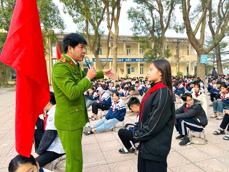 Tuyên truyền pháp luật về sử dụng vũ khí, vật liệu nổ, công cụ hỗ trợ và công tác phòng cháy, chữa cháy, cứu nạn cứu hộ tại Trường THCS Phượng Dực- Ảnh 2.