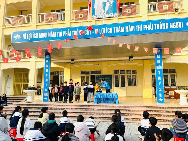 TRƯỜNG TIỂU HỌC HOÀNG LONG TỔ CHỨC SINH HOẠT DƯỚI CỜ TUYÊN TRUYỀN PHÒNG, CHỐNG CHÁY NỔ VÀ ĐẢM BẢO AN TOÀN THỰC PHẨM DỊP TẾT NGUYÊN ĐÁN BÍNH NGỌ 2026- Ảnh 1.