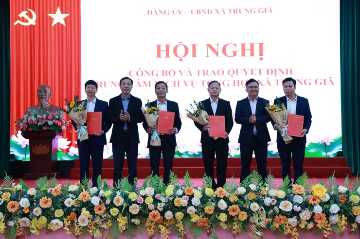 TRUNG GIÃ CÔNG BỐ QUYẾT ĐỊNH THÀNH LẬP TRUNG TÂM DỊCH VỤ TỔNG HỢP- Ảnh 1.