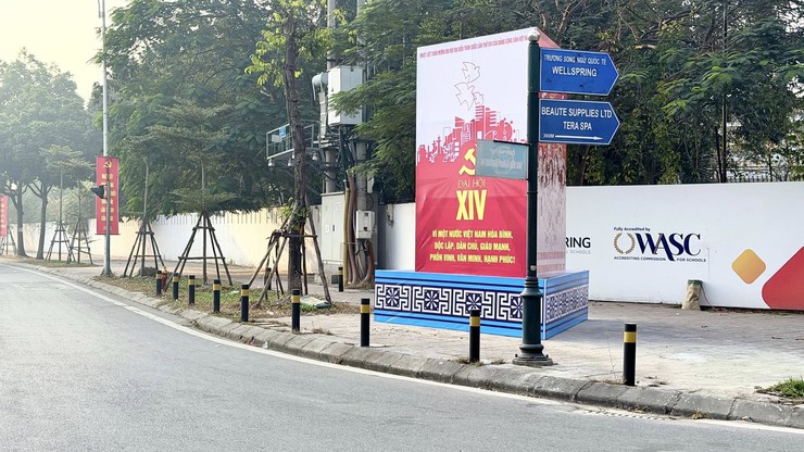 Phường Bồ Đề rực rỡ cờ hoa chào mừng năm mới 2026 và Đại hội XIV của Đảng - Ảnh 1.