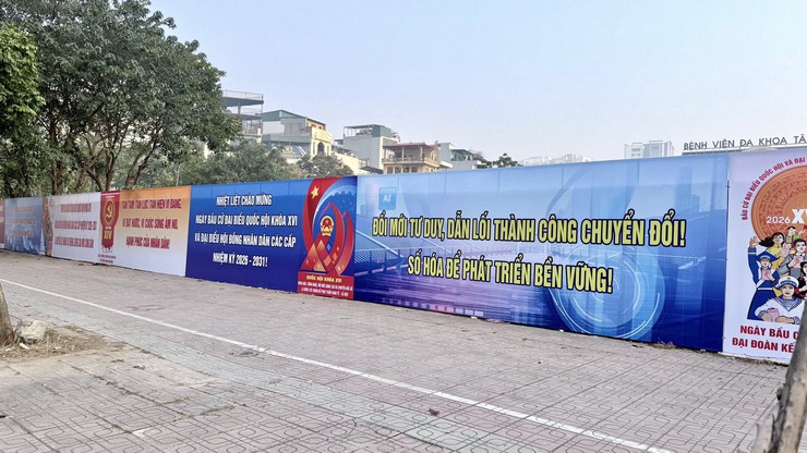 Phường Bồ Đề rực rỡ cờ hoa chào mừng năm mới 2026 và Đại hội XIV của Đảng - Ảnh 4.