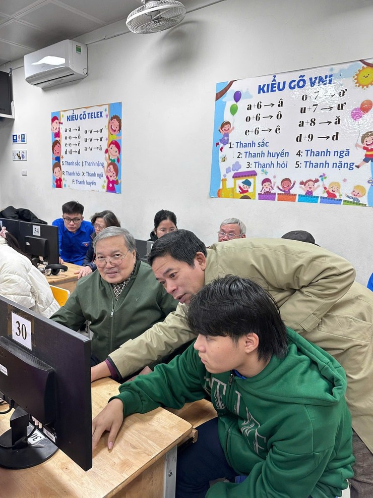 GIA SƯ SỐ: THANH NIÊN ĐỒNG HÀNH CÙNG CÁN BỘ CƠ SỞ TRONG HÀNH TRÌNH CHUYỂN ĐỔI SỐ- Ảnh 2.