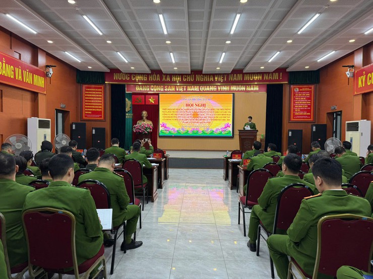 Công an phường Tây Hồ tích cực vận động nhân dân giao nộp vũ khí, vật liệu nổ- Ảnh 1.