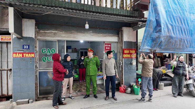 Ban chỉ đạo 197 ra quân giải tỏa vi phạm lấn chiếm lòng đường, vỉa hè, hành lang an toàn giao thông trên địa bàn xã An Khánh- Ảnh 2.