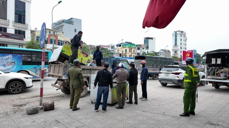 Ban chỉ đạo 197 ra quân giải tỏa vi phạm lấn chiếm lòng đường, vỉa hè, hành lang an toàn giao thông trên địa bàn xã An Khánh- Ảnh 3.