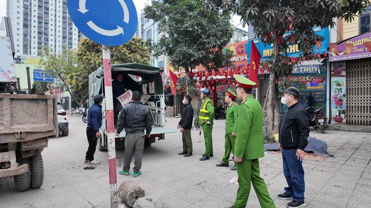 Ban chỉ đạo 197 ra quân giải tỏa vi phạm lấn chiếm lòng đường, vỉa hè, hành lang an toàn giao thông trên địa bàn xã An Khánh- Ảnh 4.