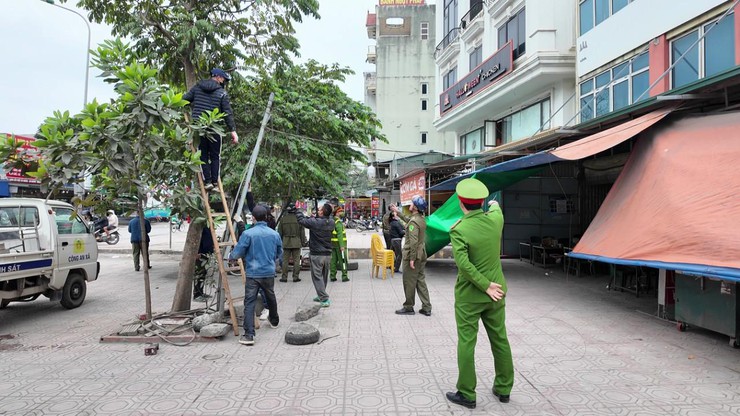 Ban chỉ đạo 197 ra quân giải tỏa vi phạm lấn chiếm lòng đường, vỉa hè, hành lang an toàn giao thông trên địa bàn xã An Khánh- Ảnh 5.