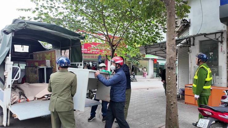 Ban chỉ đạo 197 ra quân giải tỏa vi phạm lấn chiếm lòng đường, vỉa hè, hành lang an toàn giao thông trên địa bàn xã An Khánh- Ảnh 7.