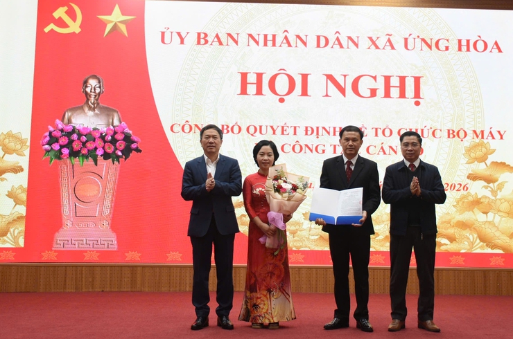 UBND XÃ ỨNG HÒA TỔ CHỨC CÔNG BỐ CÁC QUYẾT ĐỊNH VỀ TỔ CHỨC LẠI ĐƠN VỊ SỰ NGHIỆP CÔNG LẬP VÀ CÔNG TÁC CÁN BỘ- Ảnh 1.