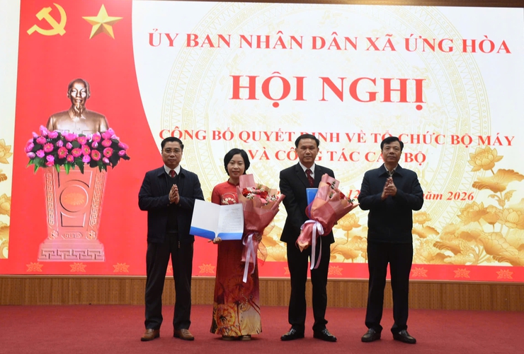 UBND XÃ ỨNG HÒA TỔ CHỨC CÔNG BỐ CÁC QUYẾT ĐỊNH VỀ TỔ CHỨC LẠI ĐƠN VỊ SỰ NGHIỆP CÔNG LẬP VÀ CÔNG TÁC CÁN BỘ- Ảnh 2.