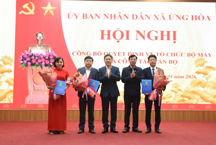 UBND XÃ ỨNG HÒA TỔ CHỨC CÔNG BỐ CÁC QUYẾT ĐỊNH VỀ TỔ CHỨC LẠI ĐƠN VỊ SỰ NGHIỆP CÔNG LẬP VÀ CÔNG TÁC CÁN BỘ- Ảnh 3.